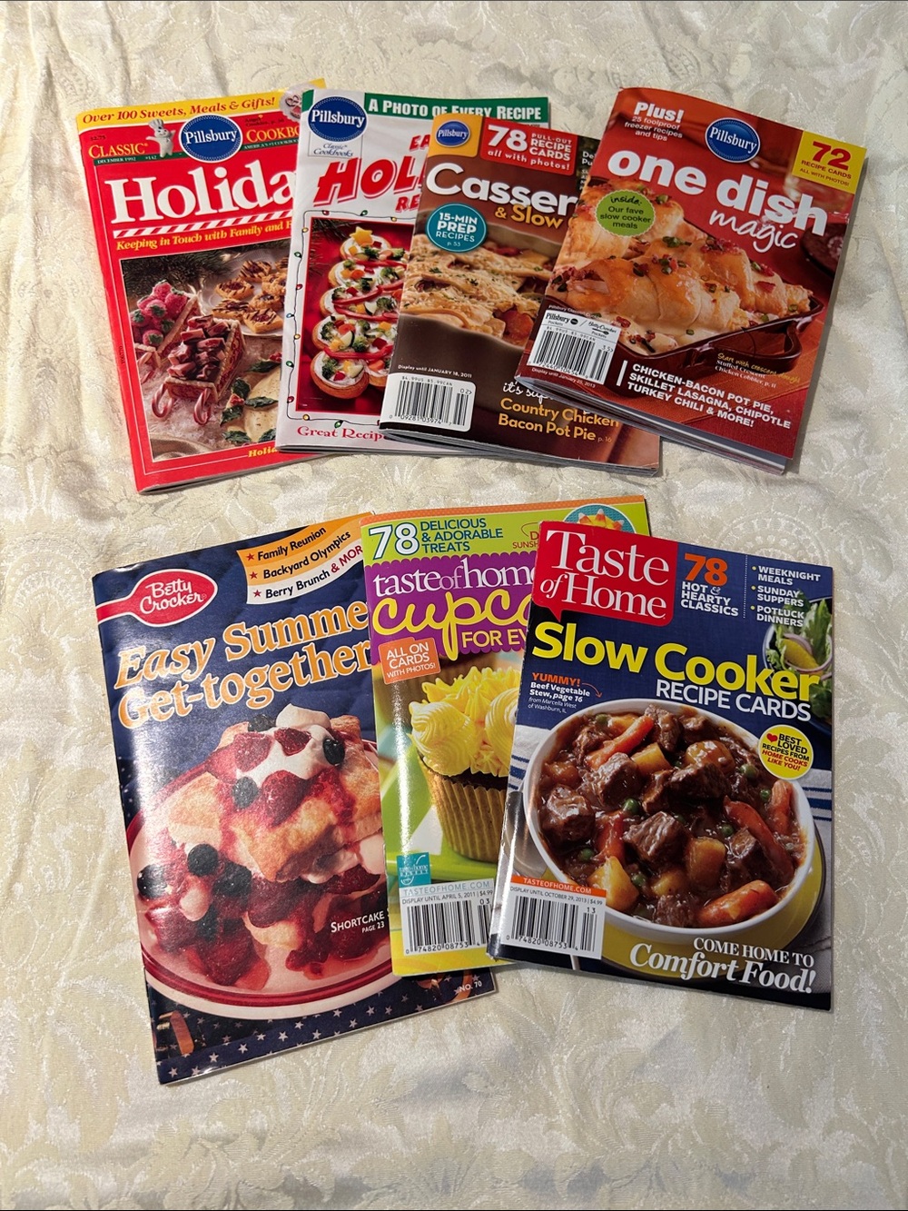 Pillsbury / Taste of Home / Betty Crocker Lot of 7 Softcover Cookbook Booklets